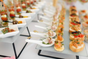 traiteur-nourriture-repas-canape-scaled.jpg