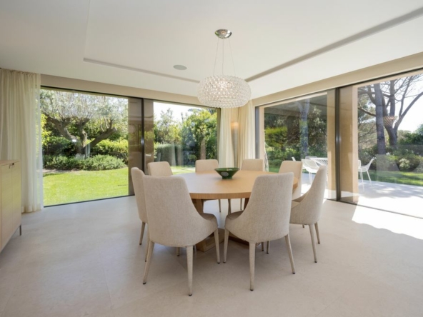 Palm tree dining room