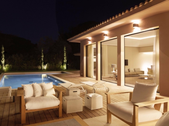 villa-palm-trees pool by night