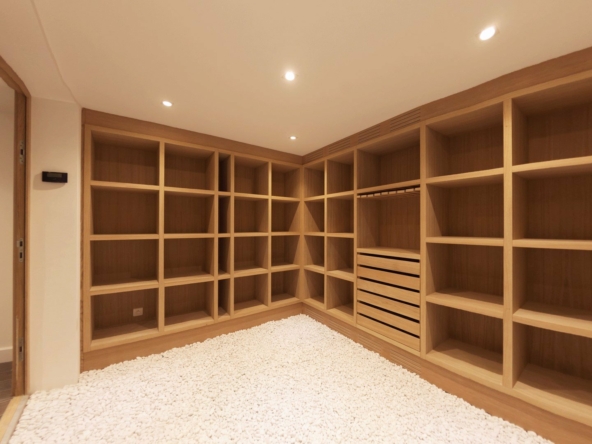 villa-palm-trees wine cellar