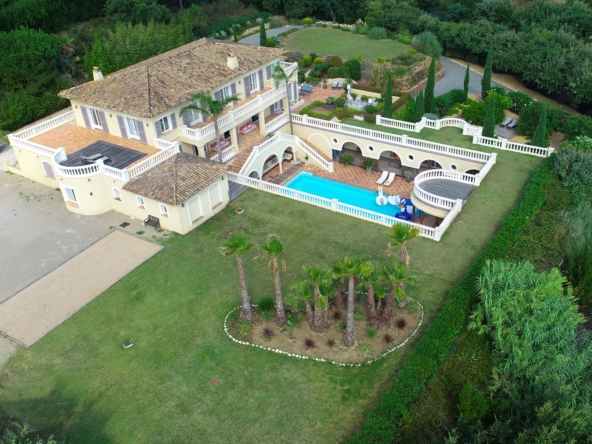 vue aerienne piscine villa